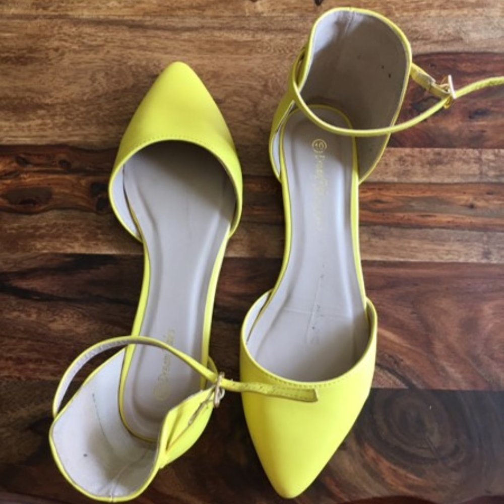 Dream Pairs Flat Yellow Sandal ~ Size 10M